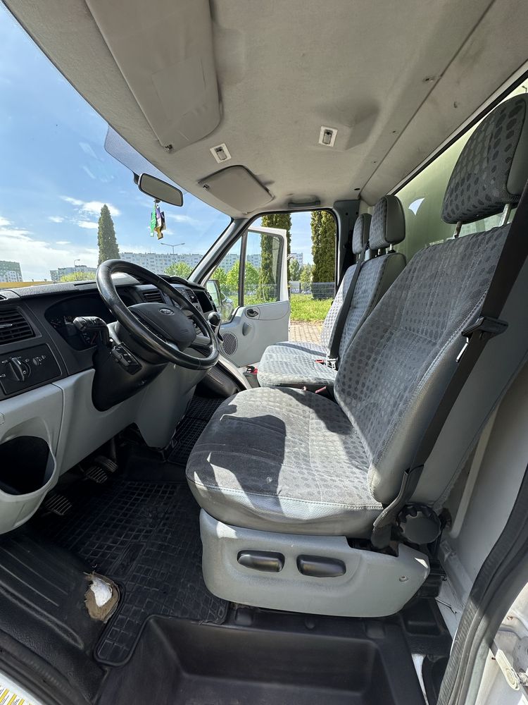 Wynajem busa Ford Transit Kontener z windą