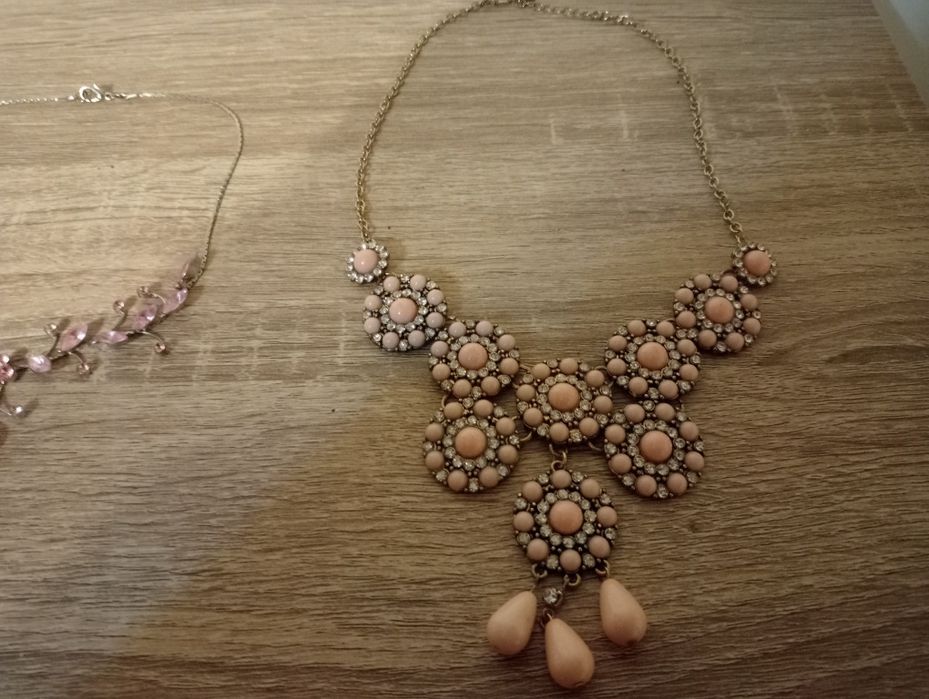 Dois colares de bijuteria