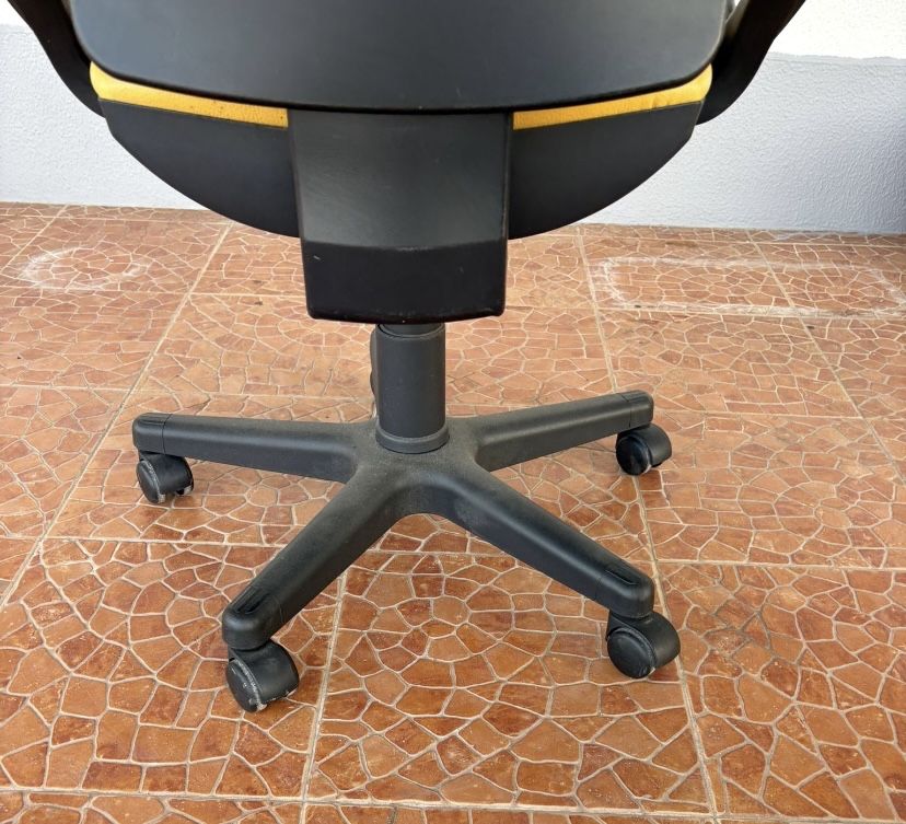 Cadeira de escritorio usada