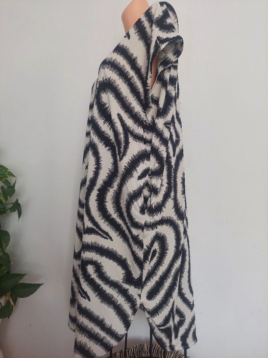 Luźna biało czarna sukienka