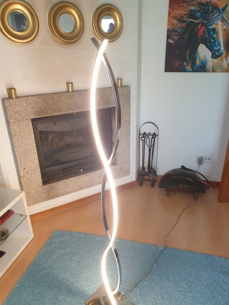 Candeeiro de Pé Led e um de Mesa