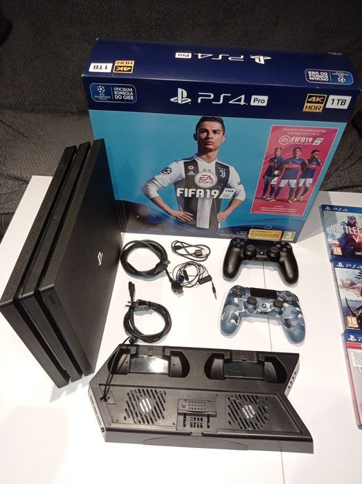 PlayStation 4 Pro CUH-7216B + SSD 512 GB + 2 pady + stacja + 9 gier