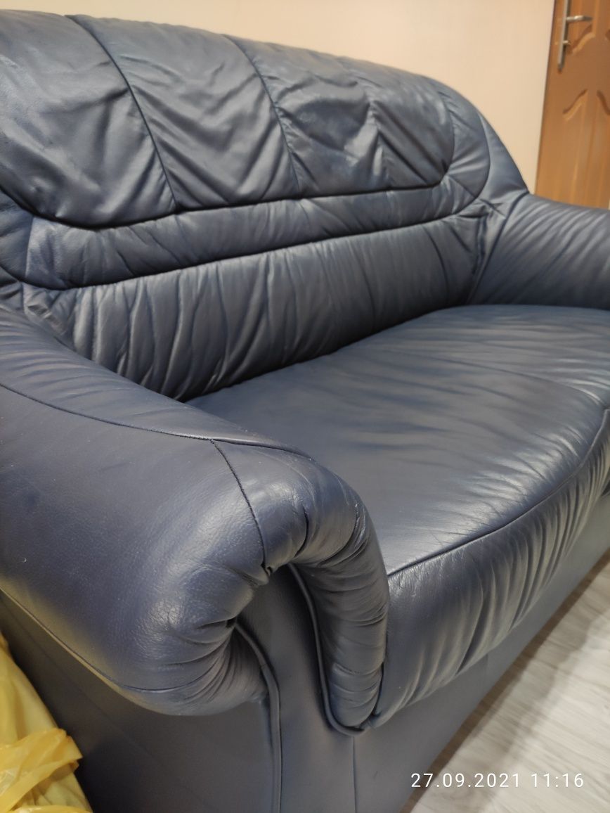 Skórzana sofa w kolorze granatowym