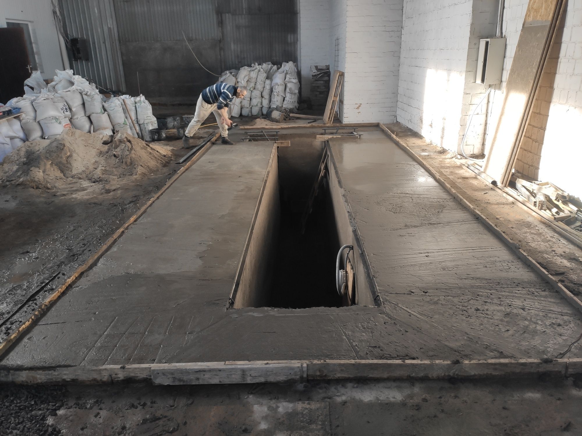 Заливка бетона , копка Траншей фундаменты прекрытия гаражи сто ямы
