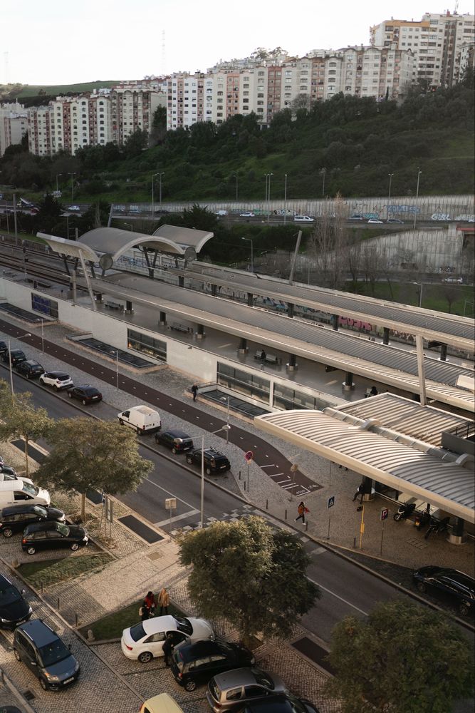 T2 Remodelado no Cacém – Localização Privilegiada em Frente à Estação