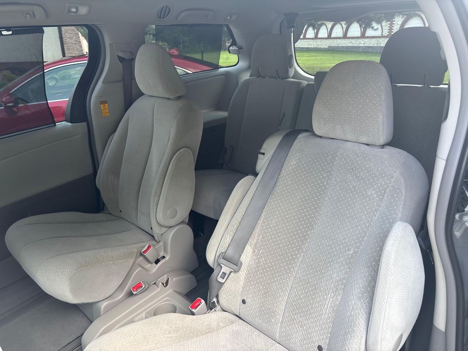 Wynajem Toyota Sienna 8 osobowa 3.5 Benzyna+LPG