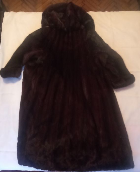 Шуба норковая с капюшоном до пят.