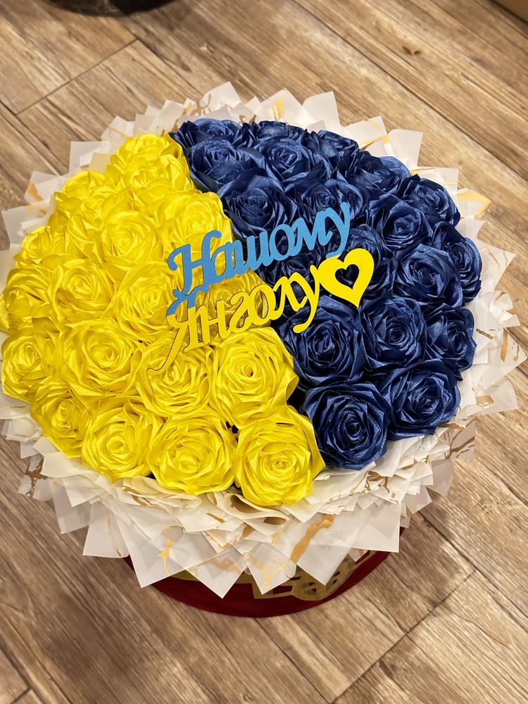 Квіти з атласної стрічки в кубі та плівці