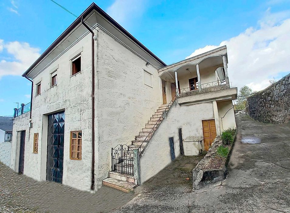 Moradia 4 fr. - Tipo quintinha toda murada