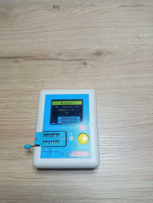 Miernik tester tranzystorów kondesatorów.