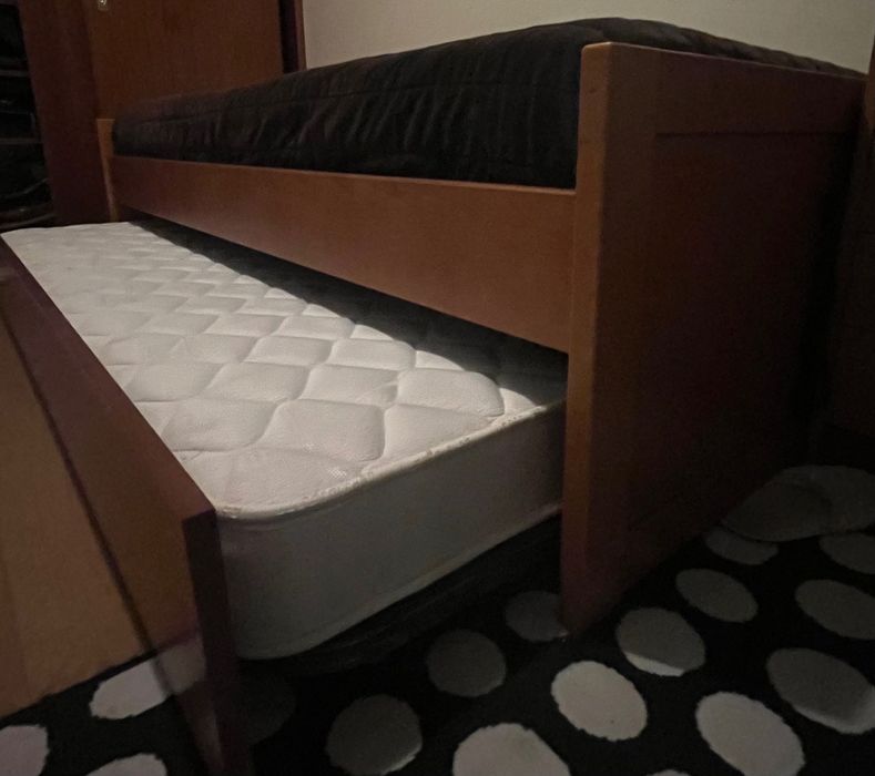 Cama dupla com colchões, muito pouco uso