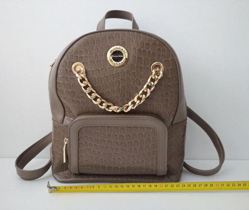 Plecak Monnari szaro- beżowy ze złotym łańcuchem