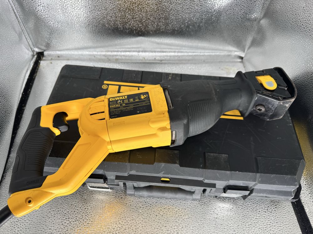 Пила шабельна DeWALT DWE305 сабельная