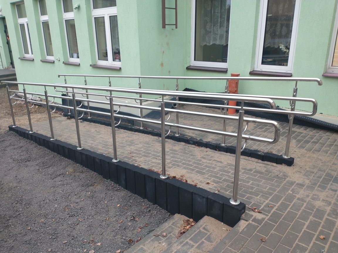 Schody balustrady poręcze pochwyty nierdzewne, z drewnem.