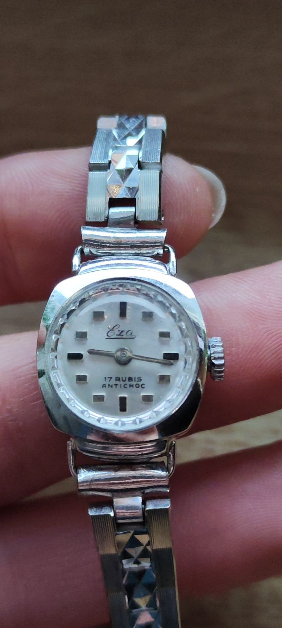 Damski mechaniczny zegarek w kolorze srebrnym
