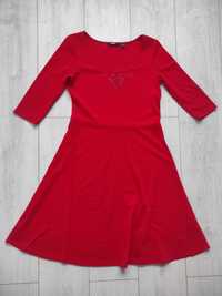Czerwona sukienka z czarnym wzorkiem na dekolcie