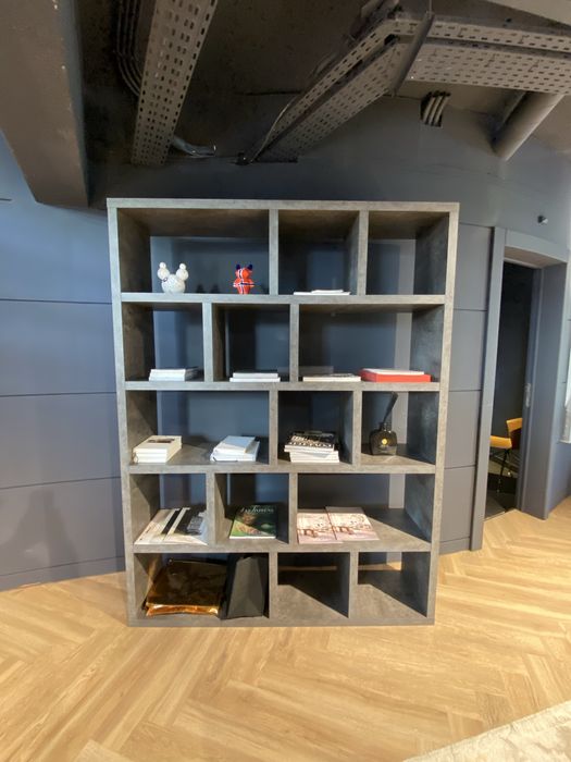 Estante com acabamento “CIMENTO”