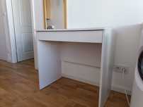 Białe biurko ikea