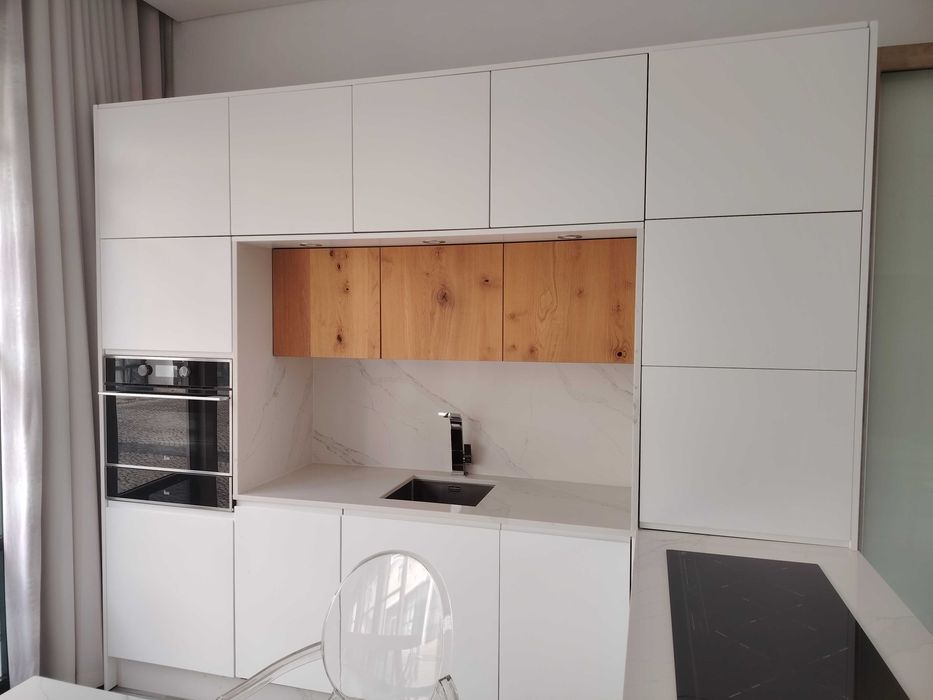 Cozinha branco lacado e bancada calacatta