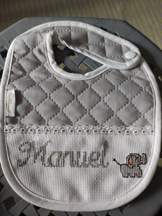 Babete em ponto de cruz com nome Manuel e elefante NOVO