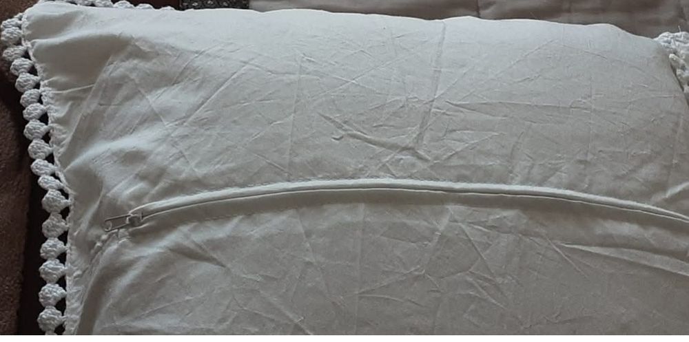 2 almofadas  feitas em croché  forradas