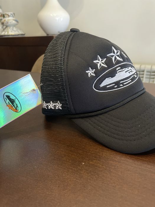 Bone corteiz com etiquetas