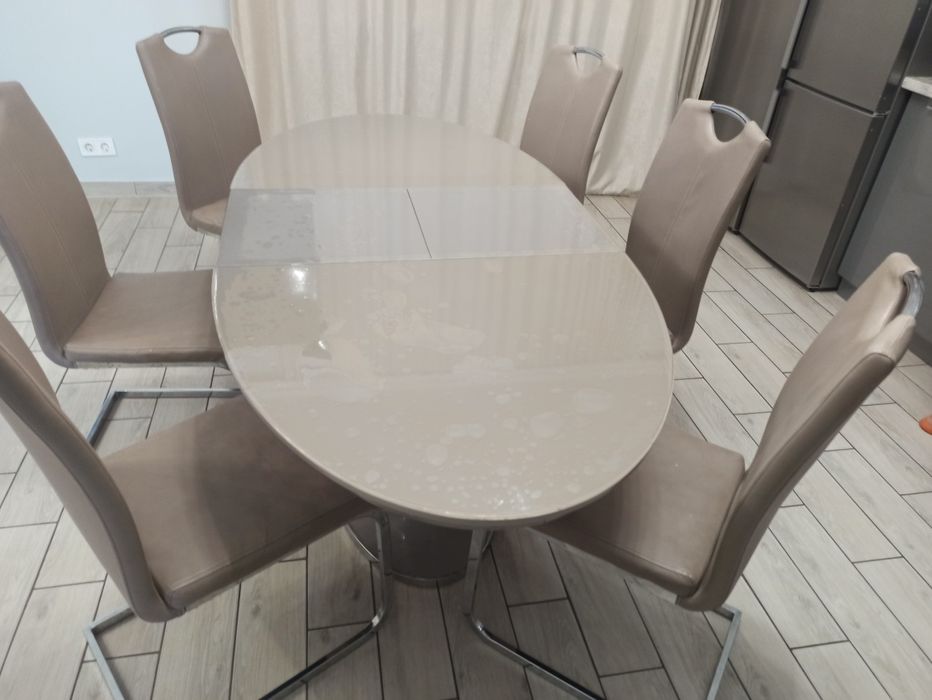 сучасні стільчики та стіл