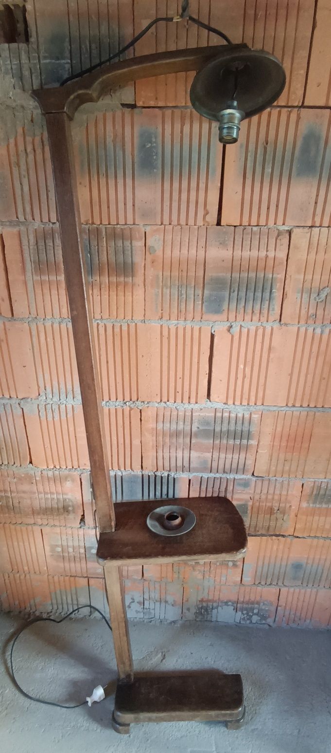 Stara lampa stojąca do renowacji