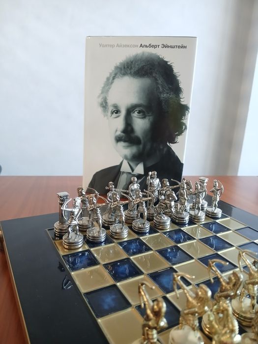 Книга Уолтер Айзексон Эйнштейн. Его жизнь и его Вселенная.