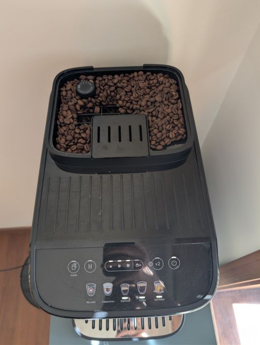 Máquina de Café DeLonghi Magnifica Evo Muito nova com Garantia