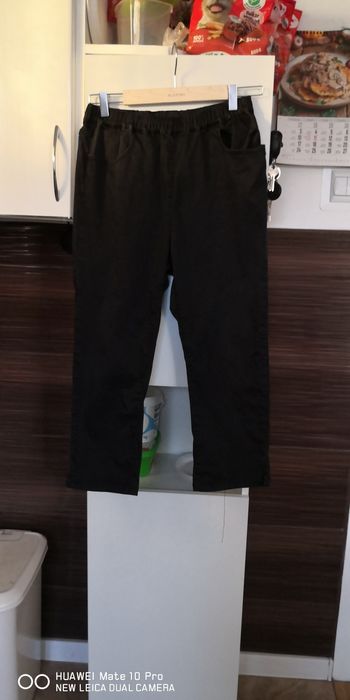 Czarne spodnie damskie.