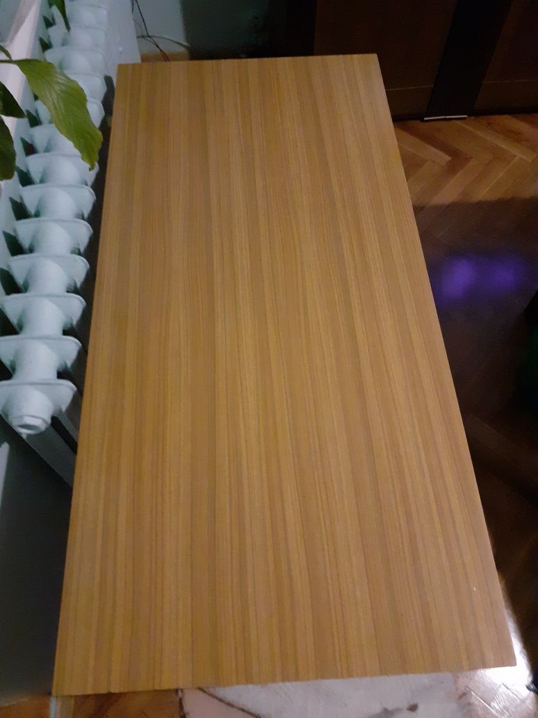 Drewniany stół regulowany