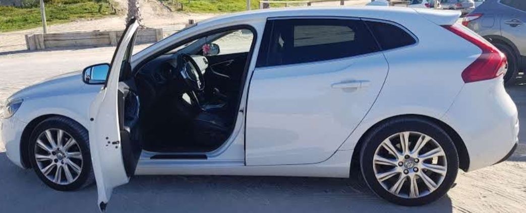 Volvo V40 D2 | 2017 | Branco | Bom estado | €10.000