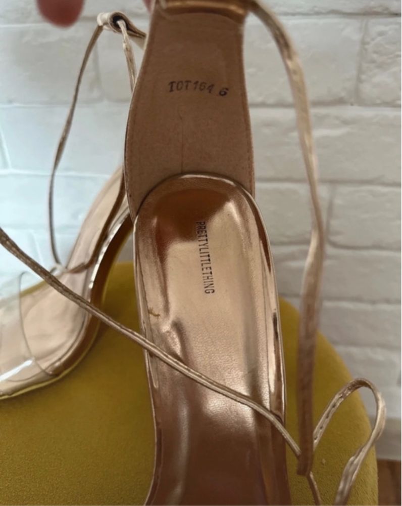 Wiązane buty na obcasie PrettyLittleThing