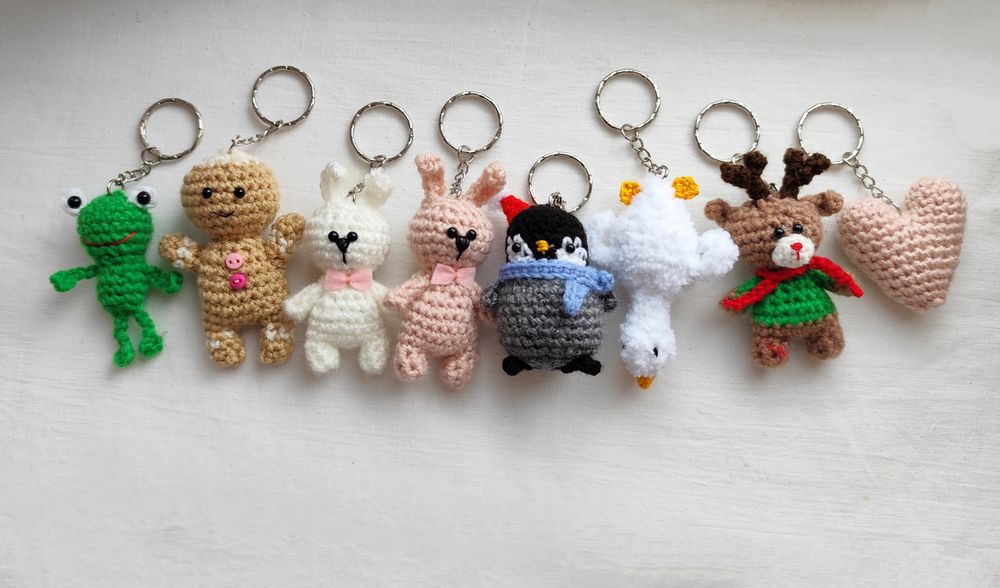 Вязаный брелок зайчик, пингвин,гусь, олень, лягушонок