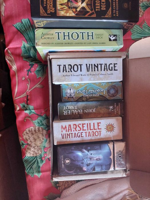 Vários baralhos de Tarot e Oráculos