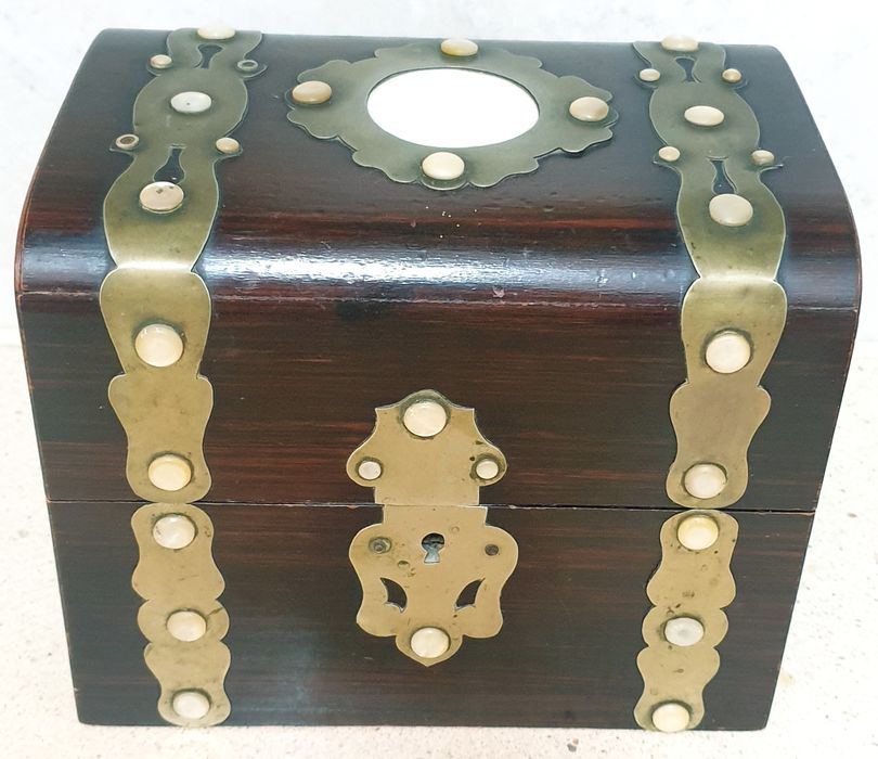 Antiga caixa caddy de chá em madeira, latão e madrepérola