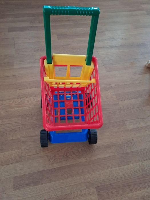Zabawkowy wózek sklepowy pchacz