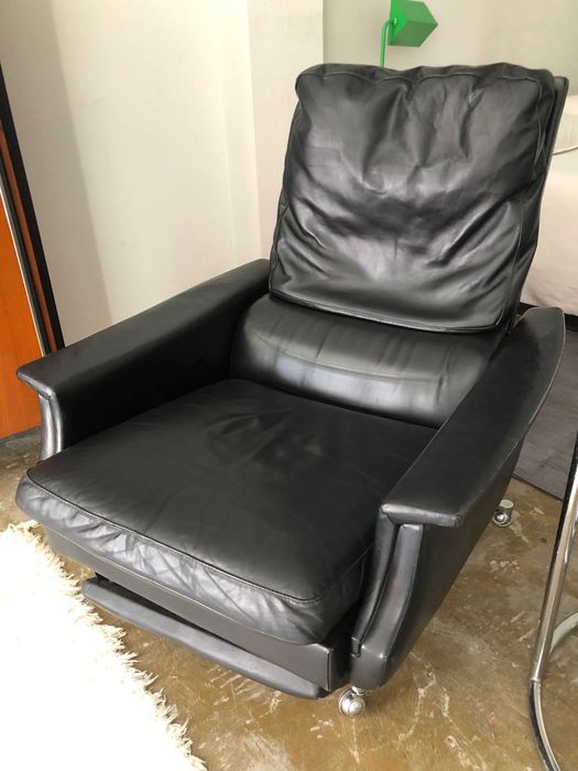 Cadeirão design Nórdico reclinável em couro preto