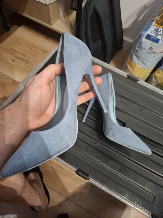 Zamszowe błękitne/szare szpilki firmy DeeZee w dobrym stanie rozm.37