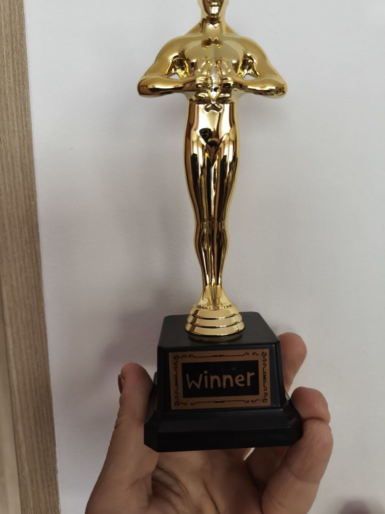 Figurka prawie jak "Oskar' z napisem Winner