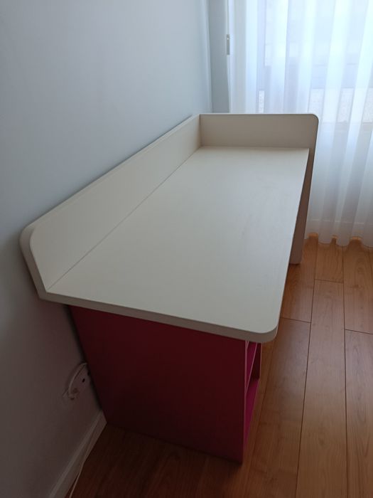 Secretária e mesa cabeceira de criança