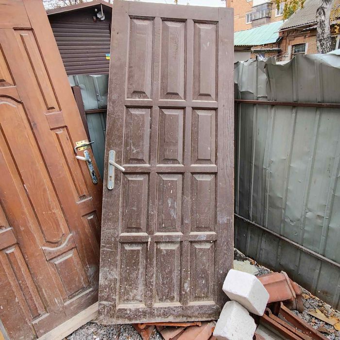 Двері бу деревʼяні