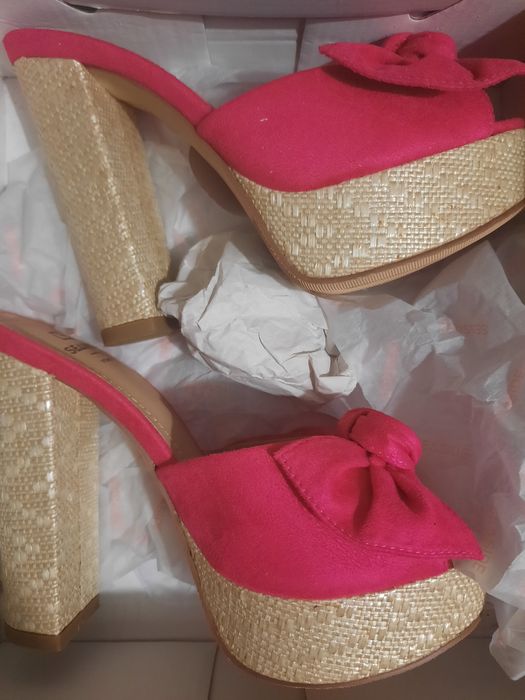 Sandálias de Salto Alto Novas