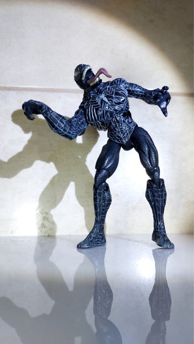 Фигурка человек паук Венома из серии Marvel Legends от Hasbro