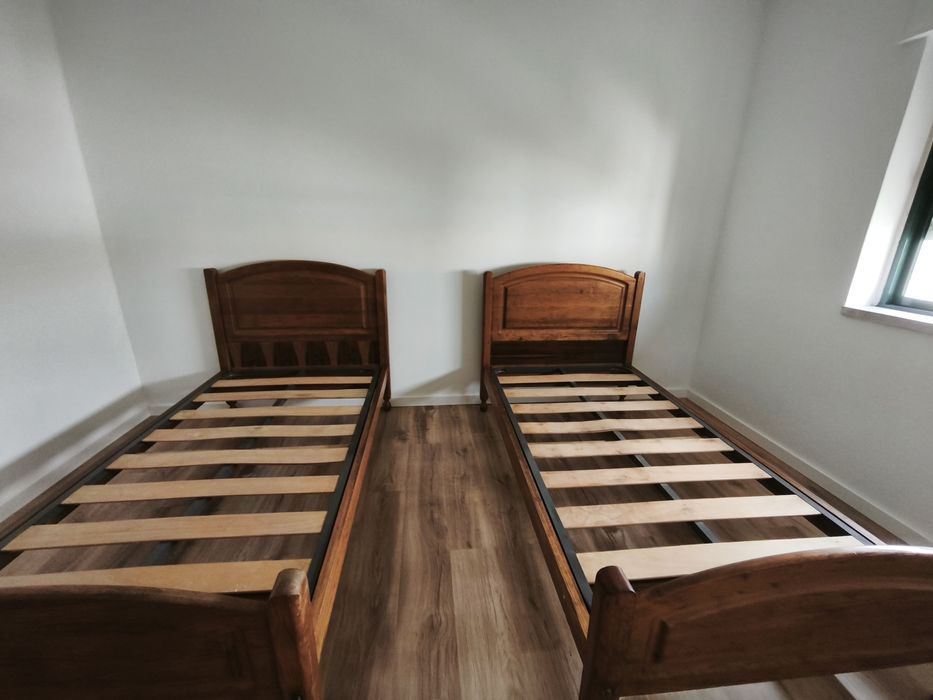 Camas individuais com estrado