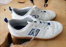 Chuteiras de futsal + caneleiras Nike