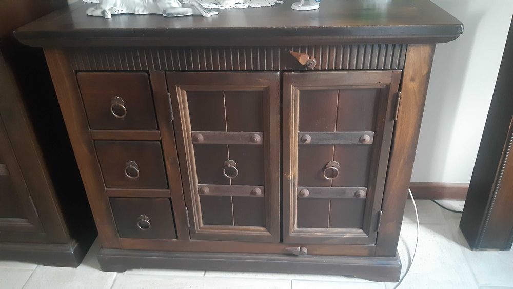 Piękna komoda kolonialna, część zestawu do jadalni