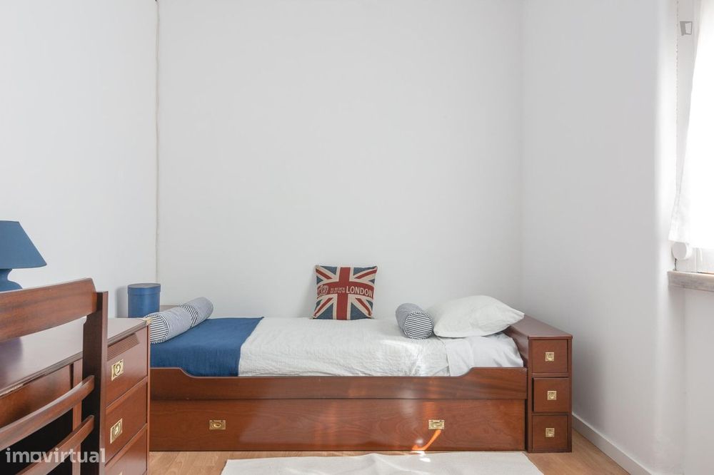 26653 - Quarto de solteiro brilhante em Algés