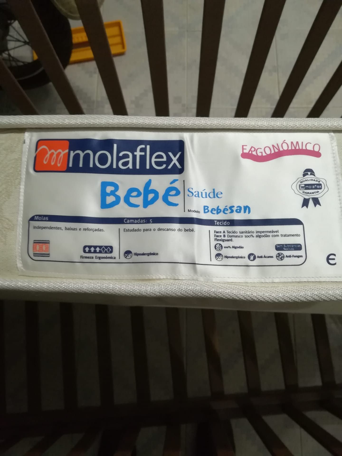 Cama e colchão para bebé.